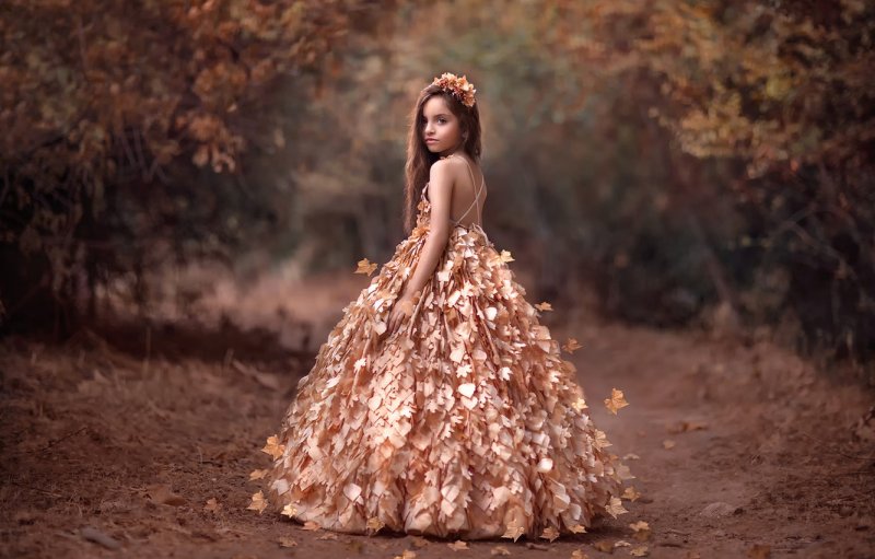 Девушка в платье осень