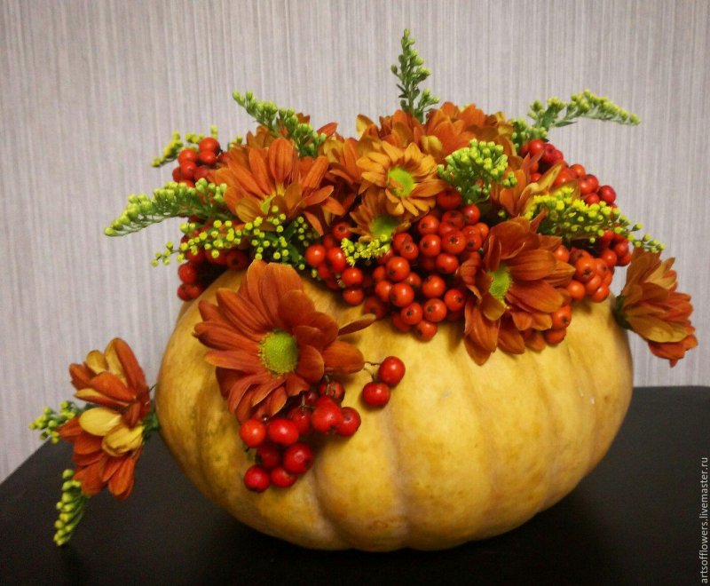 Осенняя композиция из овощей в корзине