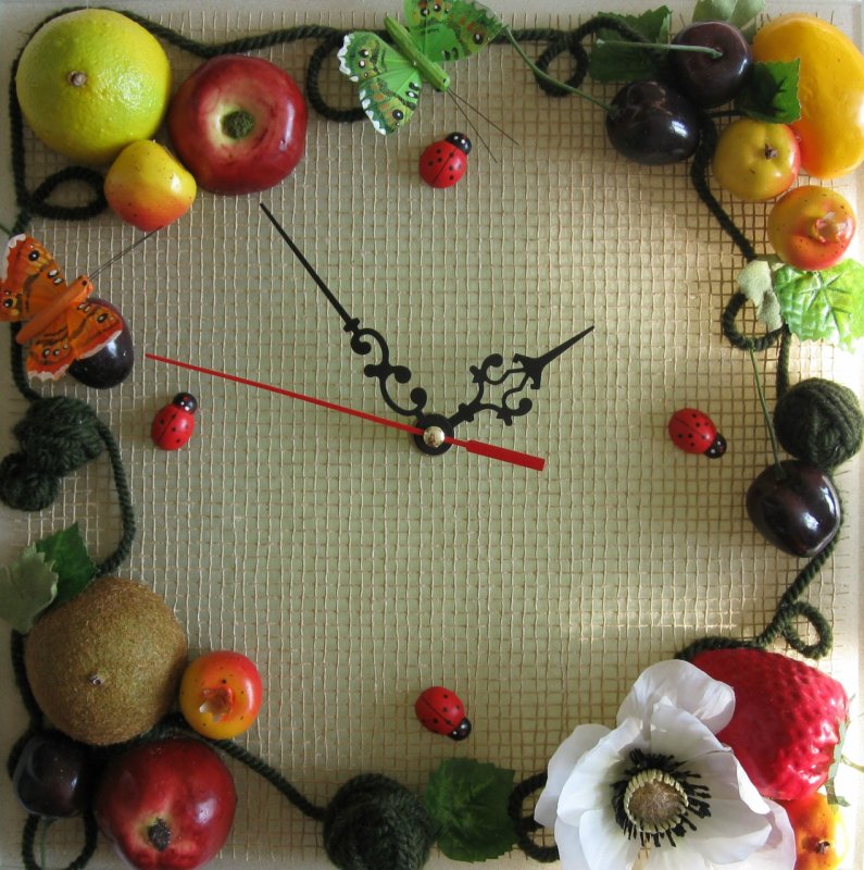 Часы из искусственных фруктов осенние