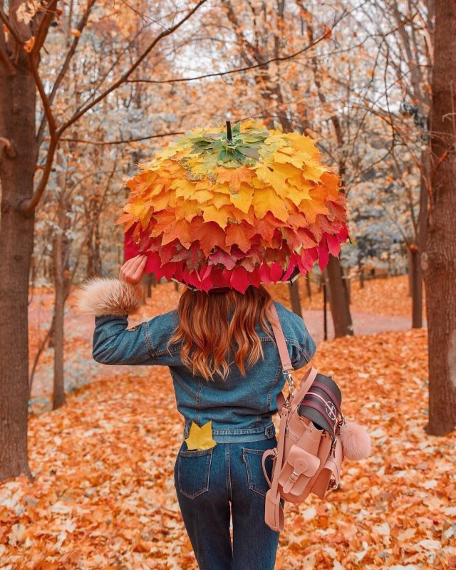 Зонт украшенный листьями