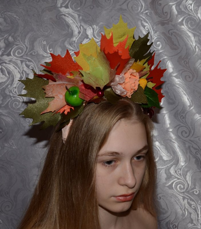 Девочка осень из листьев