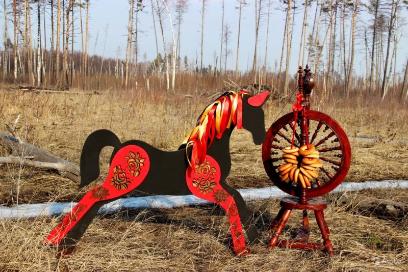 Деревянный конь на колесиках
