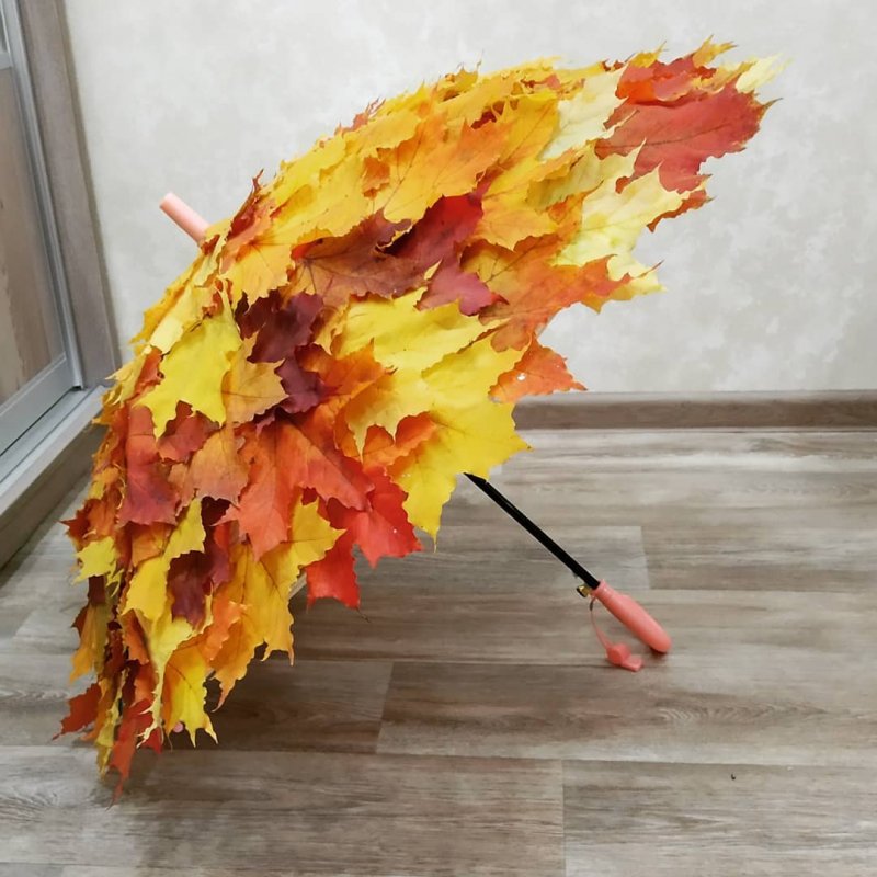 Зонтик из листьев клена