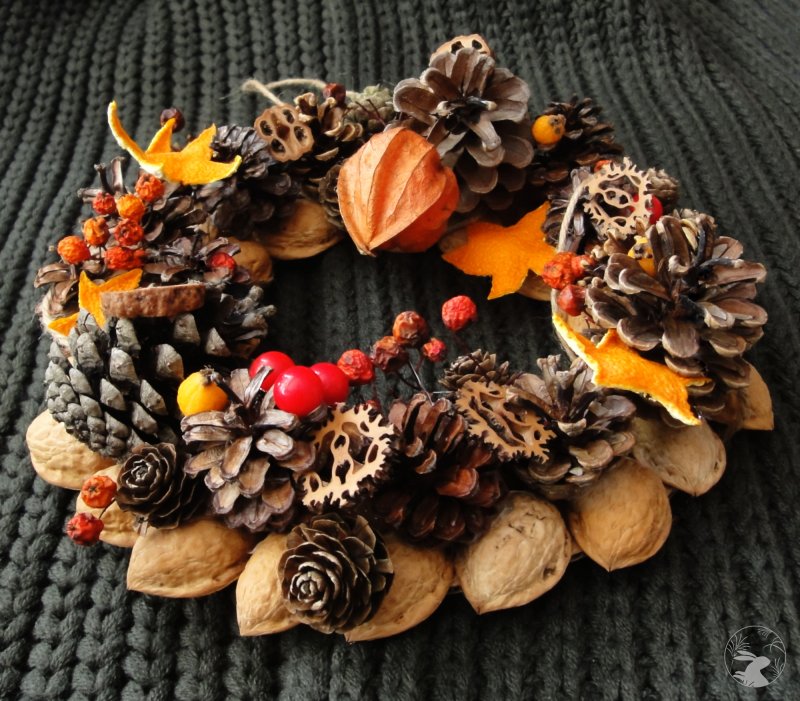 Осенние украшения из шишек