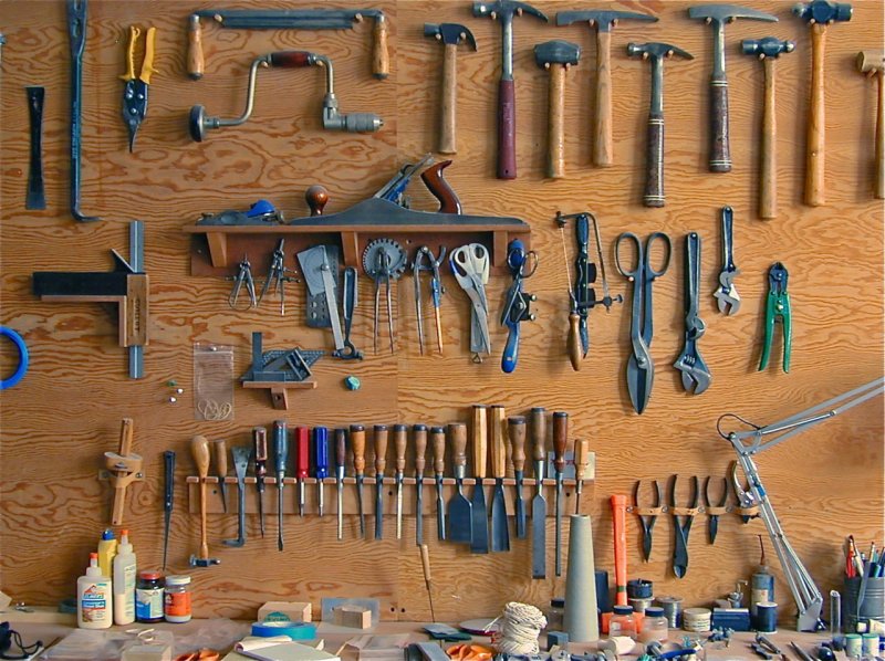 Инструменты на стене