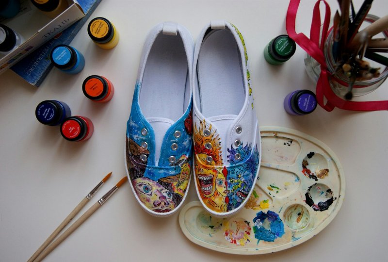 Роспись обуви акриловыми красками