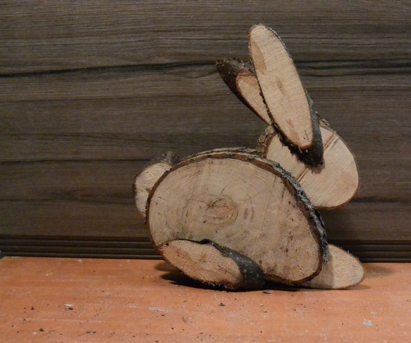 Заяц из спилов дерева