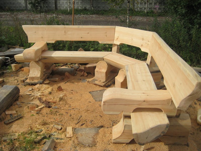 Угловая скамейка из бревна