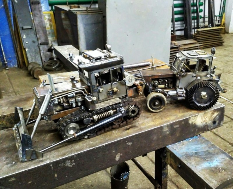 Трактор из металлолома