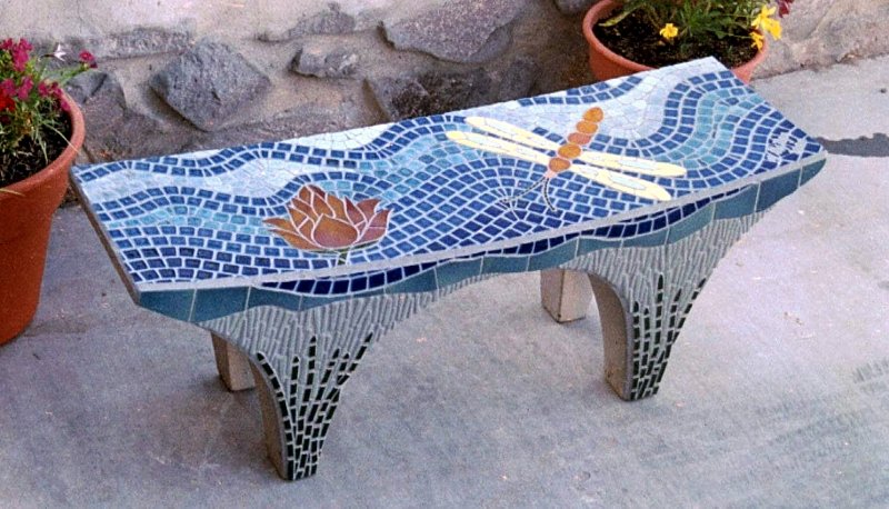 Скамейка из мозаики в саду