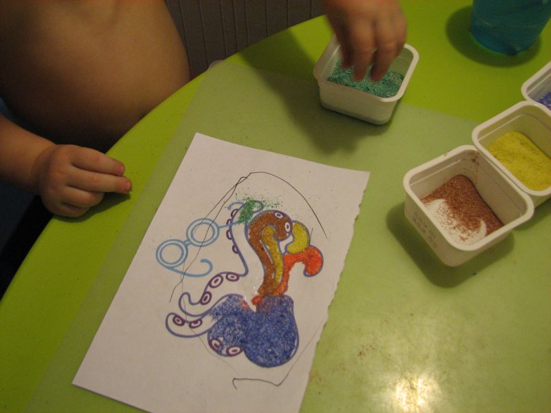 Рисование цветным песком по трафаретам