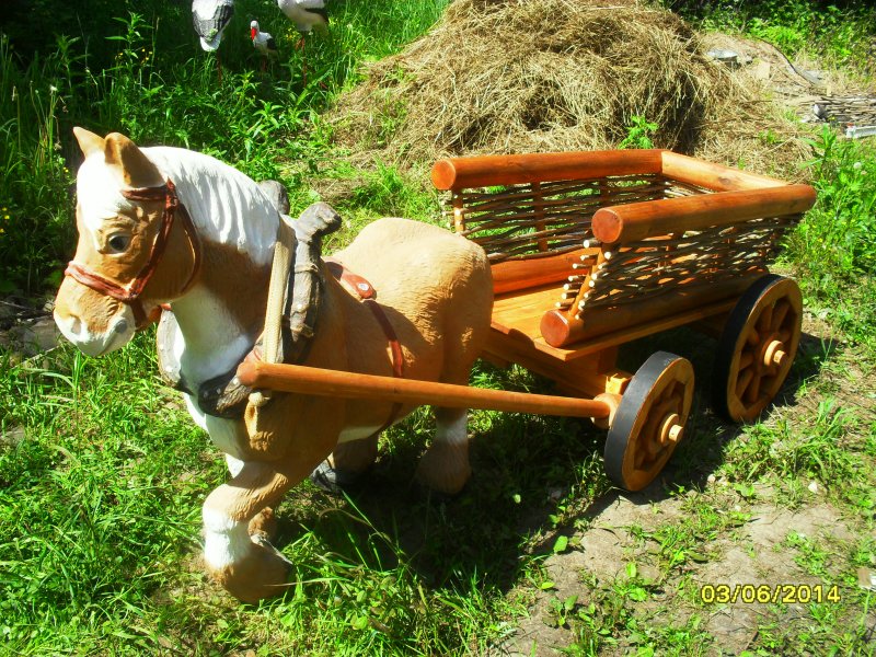 Лошадка с тележкой для сада