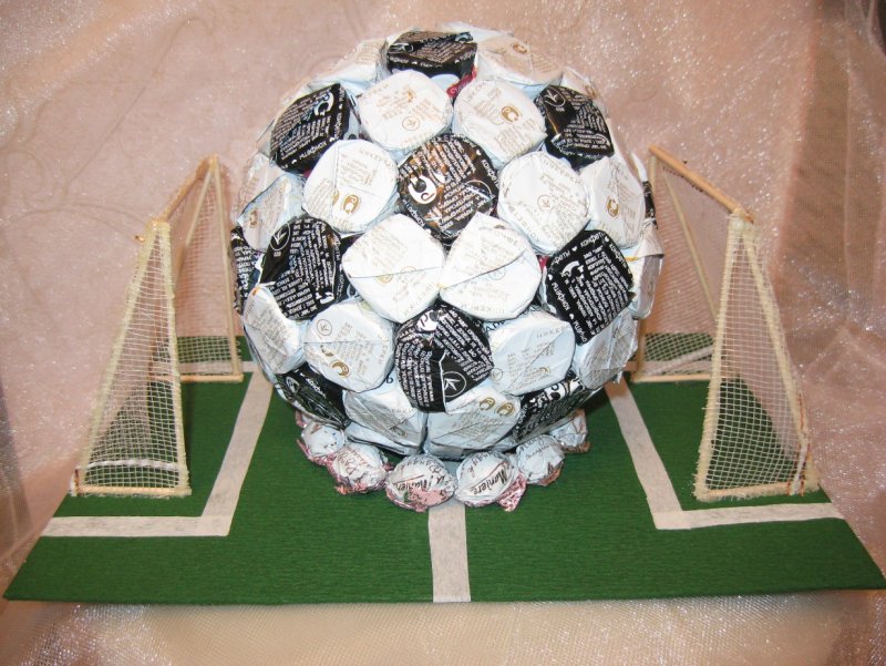 Букет из конфет футбольный мяч