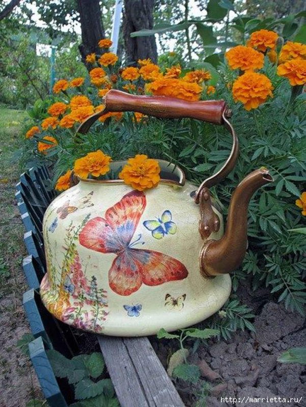Декор старого чайника для сада