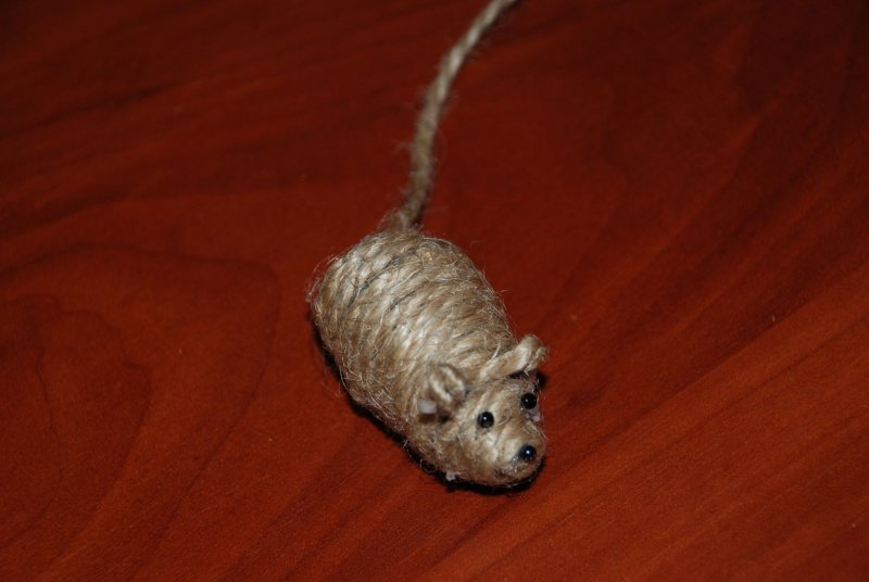Игрушка для кошки из ниток мышку