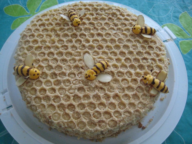 Декор на медовик соты и пчелы