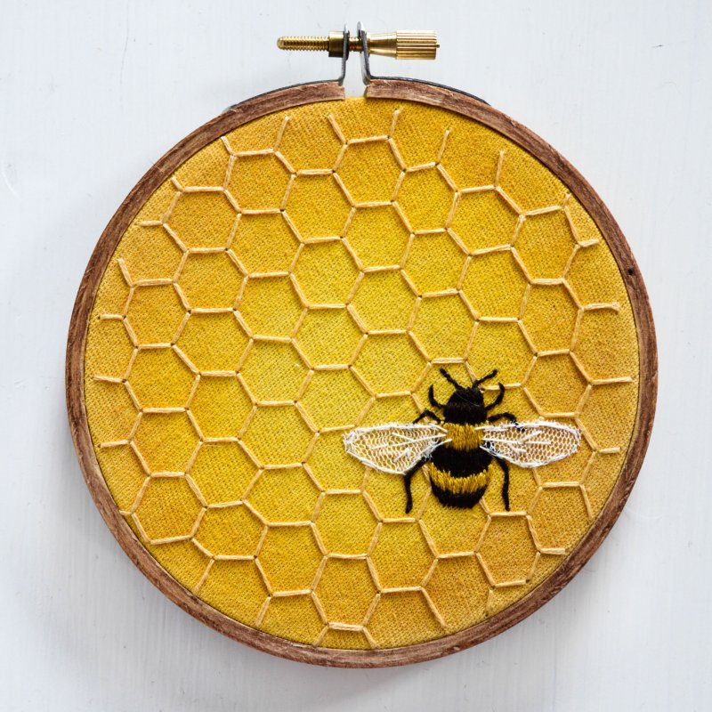 Вышивка гладью пчела