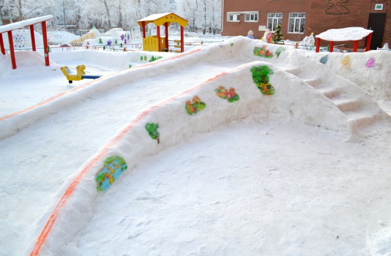 Снежная горка в детском саду