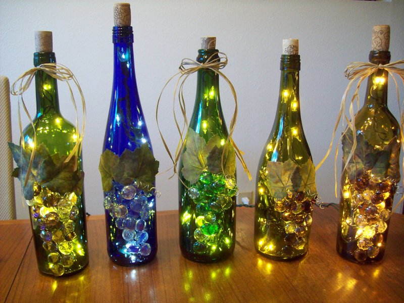 Декор из пустых стеклянных бутылок