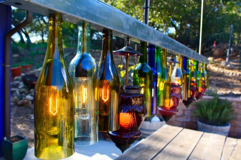 Стеклянные бутылки в декоре сада
