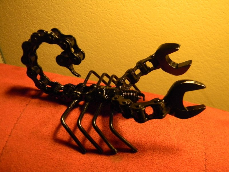 Скорпион из металла