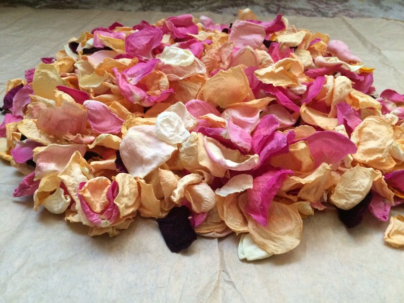 Декор из сухих лепестков роз