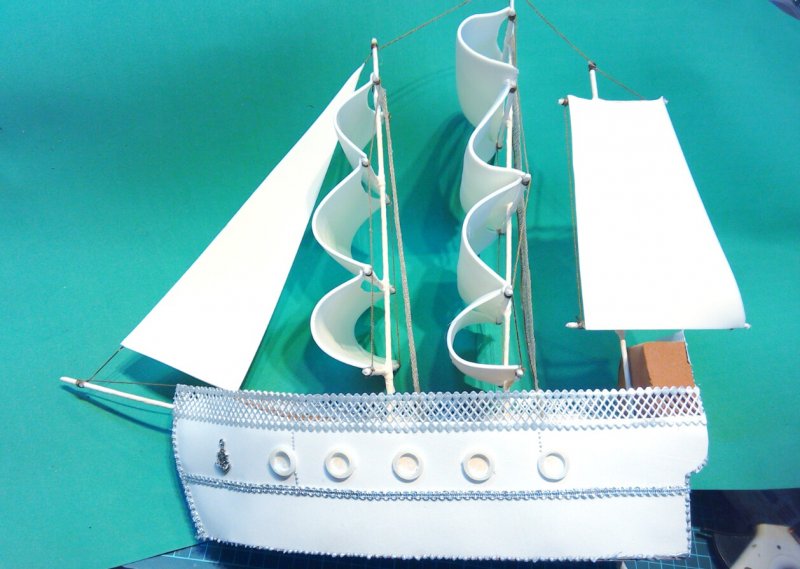 Корабль с парусами из бумаги