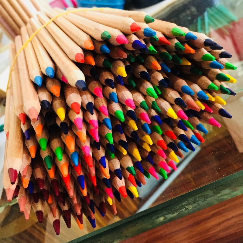 Декор из цветных карандашей