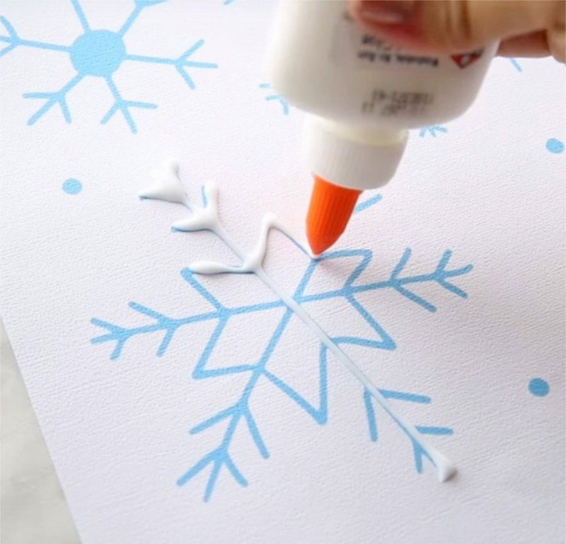 Рисование снежинок солью