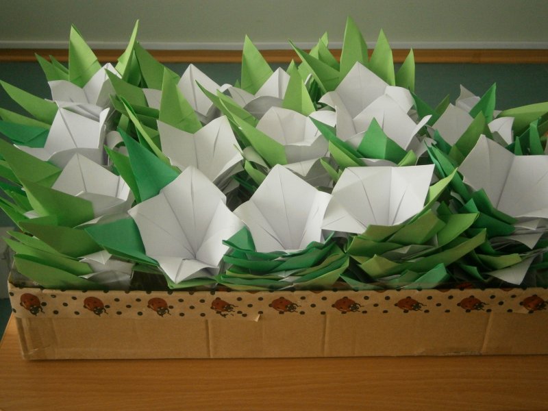 Белый цветок из бумаги для акции