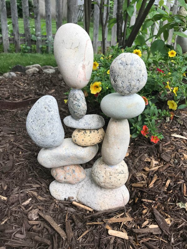Композиция из камней в саду