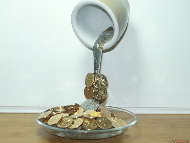 Парящая чашка с монетами