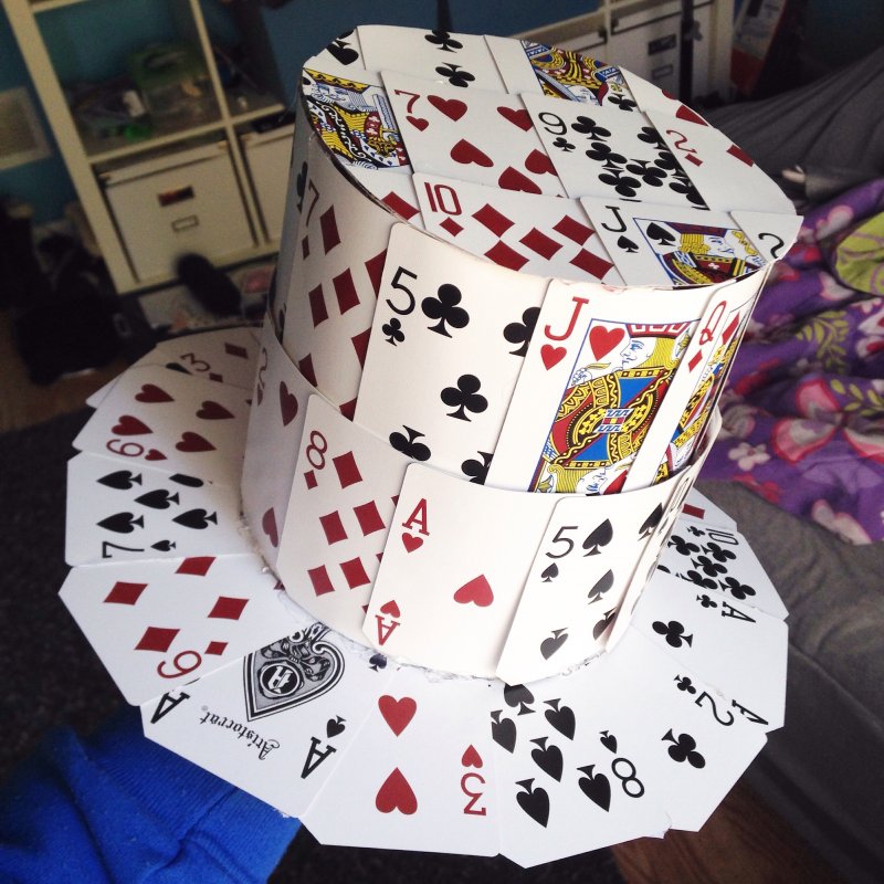 Шляпка из игральных карт