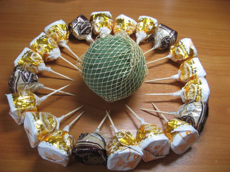 Мяч из конфет