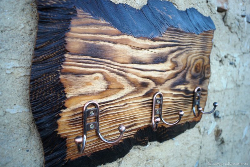 Ключница из брашированного дерева