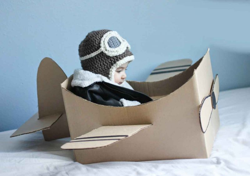 Самолет из картонных коробок для детей