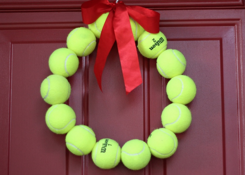 Новогодний декор из теннисных мячиков