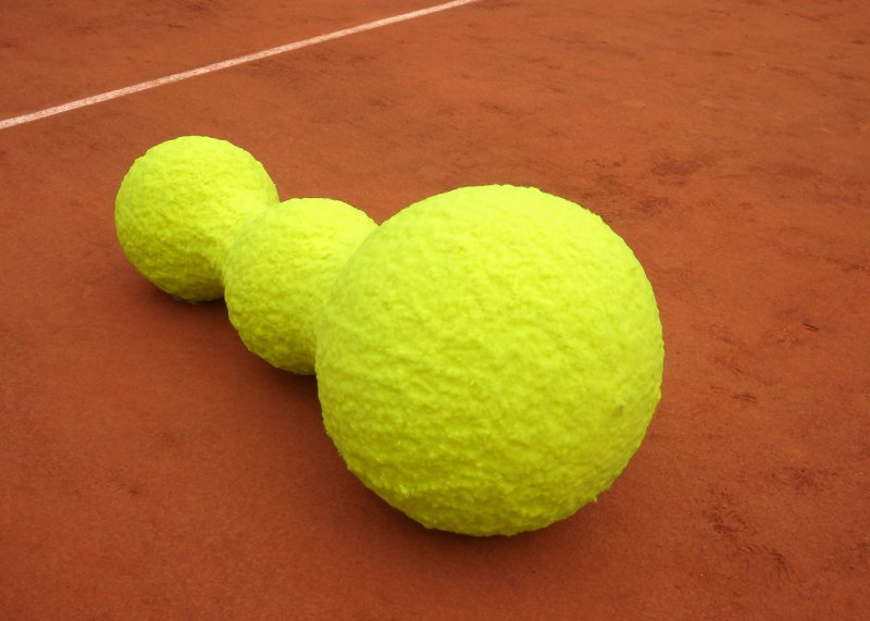 Инсталляция из теннисных мячиков