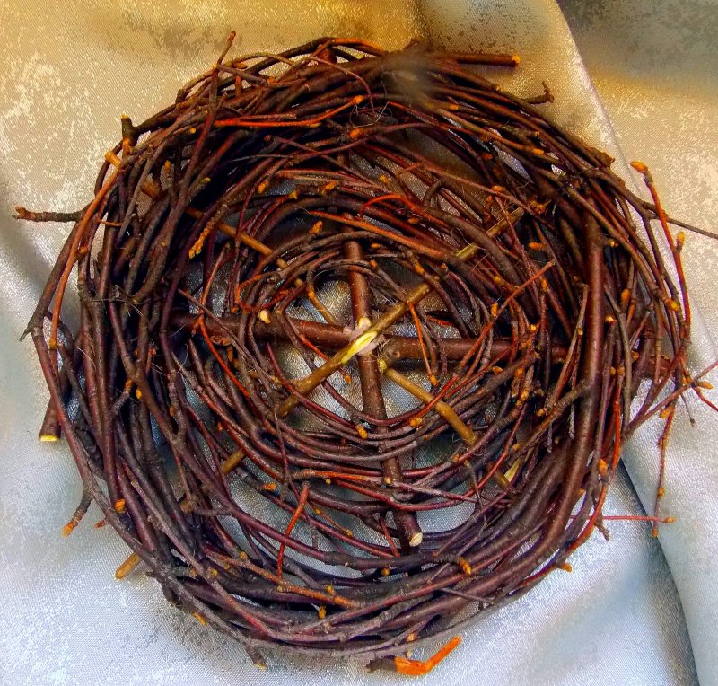 Декоративное гнездо из веток