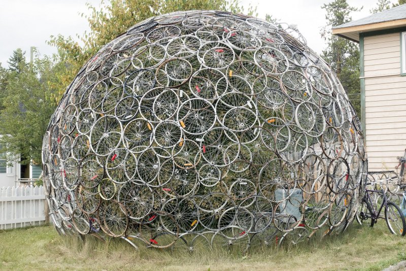 Забор из велосипедных колес