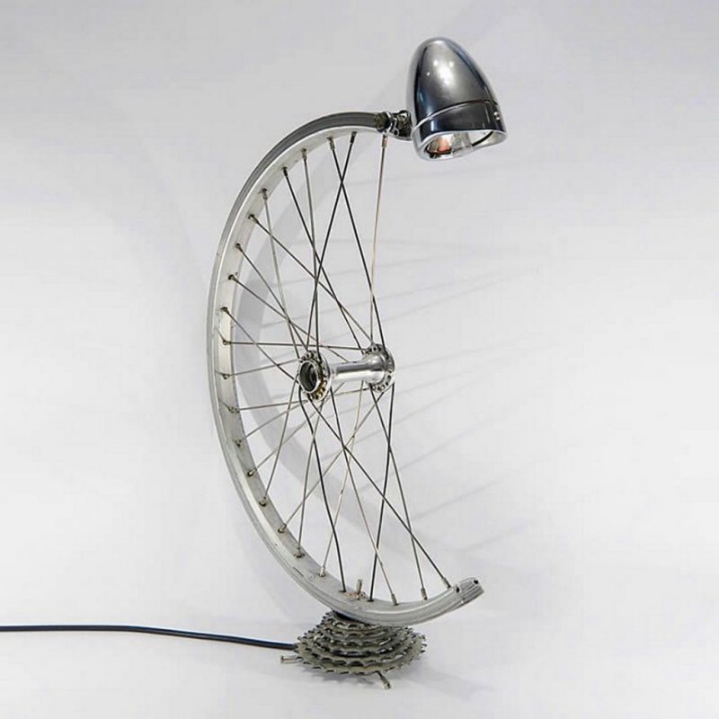 Настольная лампа из велосипедного колеса