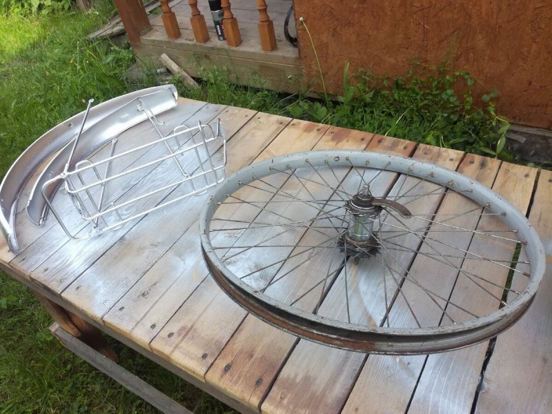 Велосипедное колесо на даче
