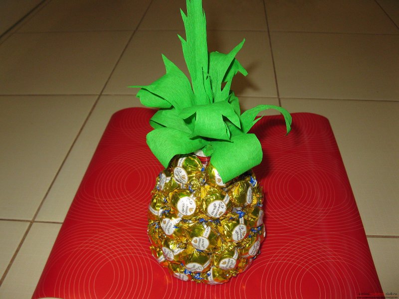 Бутылка ананас из конфет цветы