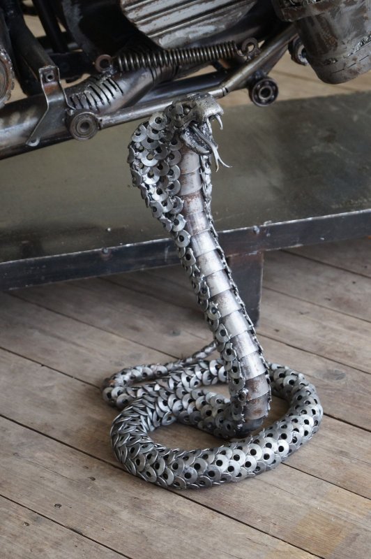 Змея из металлолома