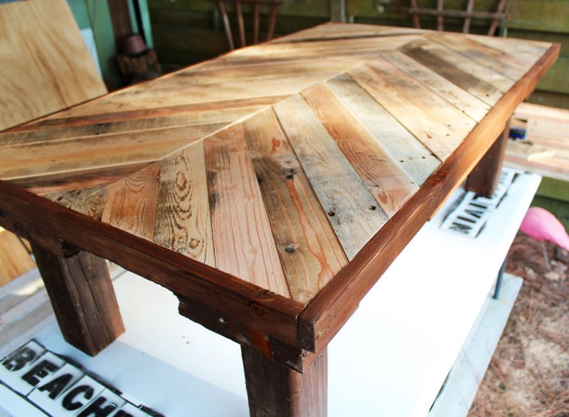 Деревянный стол из досок