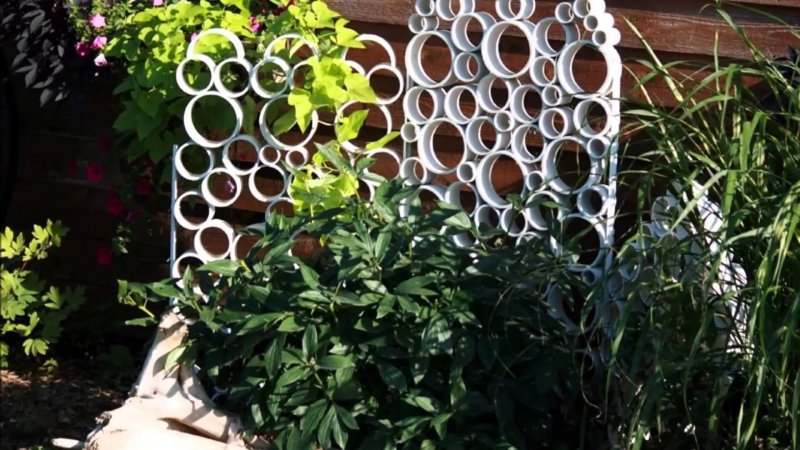 Декор из пластиковых труб на даче