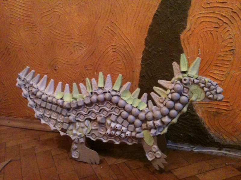 Динозавр из подручных материалов