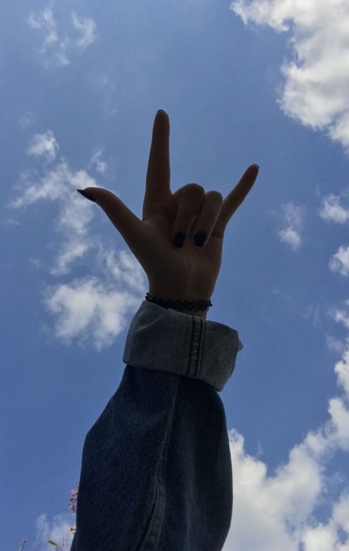 Руки на фоне неба Эстетика