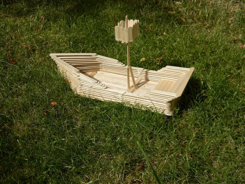 Корабль из деревянных палочек