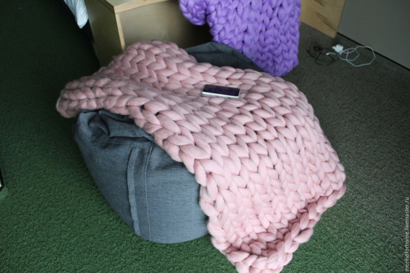 Подушка нежно розовая крупная вязка
